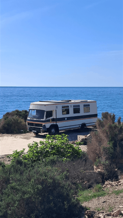 Rene Kutter mit dem Wohnmobil am spanischen Mittelmeer